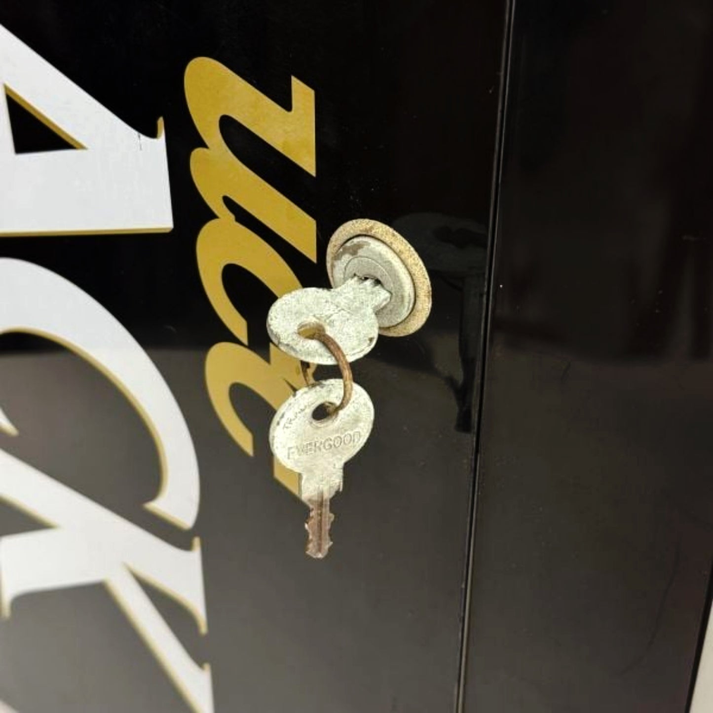 UCC Coffee cans vending machine for bars, Ramen and Sushi restaurants - PREORDER (arriving in 30 days)