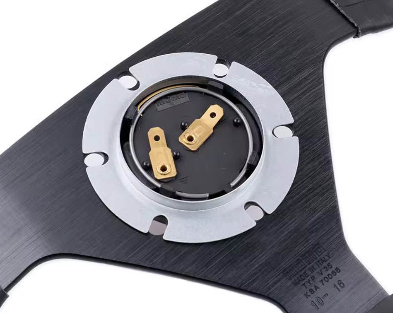 Horn button retainer adapter for steering wheels - Example mounted on a steering wheel