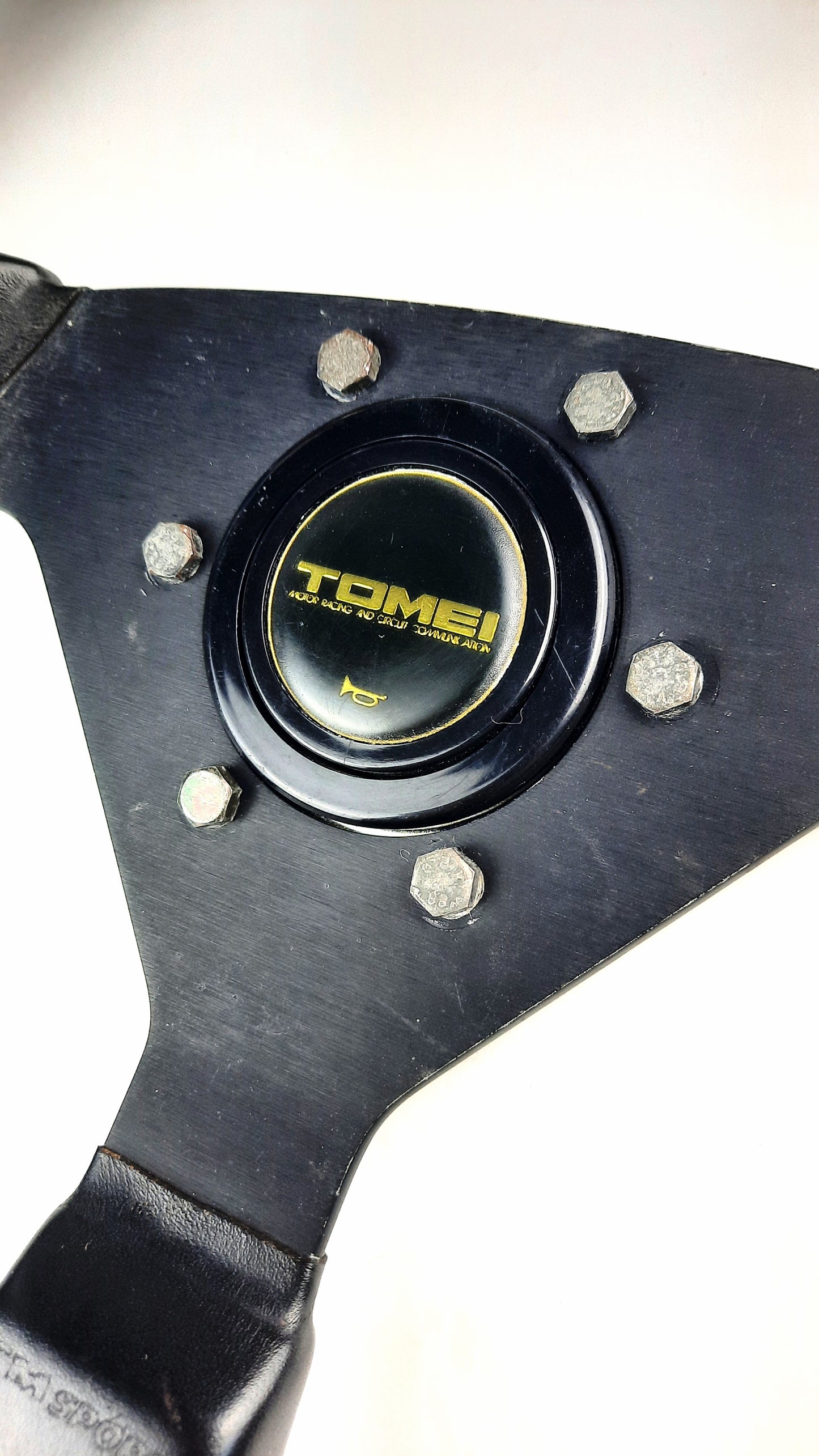 TOMEI TM-SPORTS steering wheel - JDM Import - Detail photo of the horn button