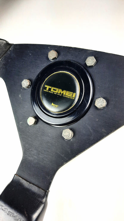 TOMEI TM-SPORTS steering wheel - JDM Import - Detail photo of the horn button