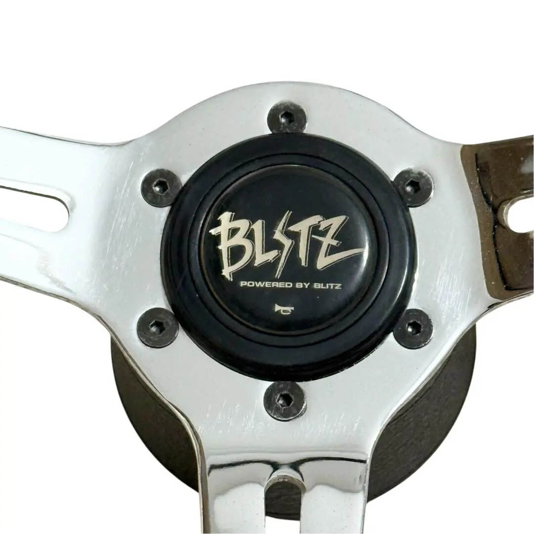 PEYTON JAPAN STEERING WHEEL + BLITZ horn button - close up of the original Blitz horn button